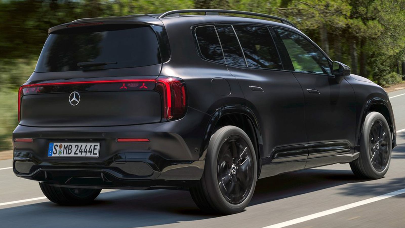 Η νέα Mercedes GLB Hybrid προσφέρεται στην Ελλάδα στις εκδόσεις GLB 200 και GLB 220, συνοδευόμενες αμφότερες από τις τετρακίνητες επιλογές 4MATIC. 